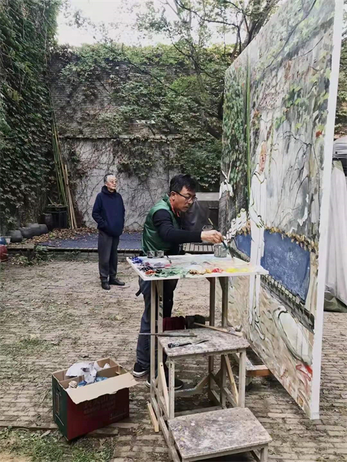 ▲刘小东画阿城，2020年10月7日。图片由施谦提供，图源UCCA尤伦斯当代艺术中心