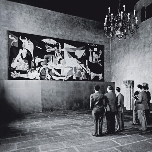 学生在观看毕加索的《格尔尼卡》（1937），瓦伯格展厅，福格美术馆，哈佛大学，剑桥，马萨诸塞州，1941.图片来源：Exhibition Records (HC 6), folder 2038. Harvard Art Museums Archives, Harvard University, Cambridge, MA.