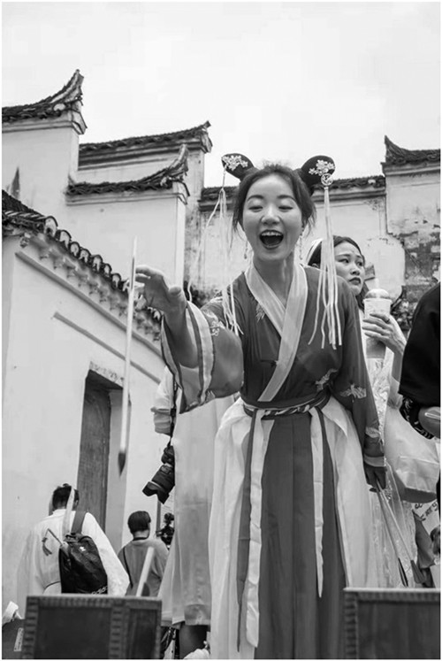 游客身着汉服在现场《投壶闯关》  风雅六合供图