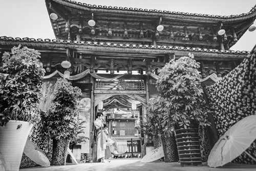 ▲芙蓉镇《天衣别院》（由湖南芙蓉镇景区供图）