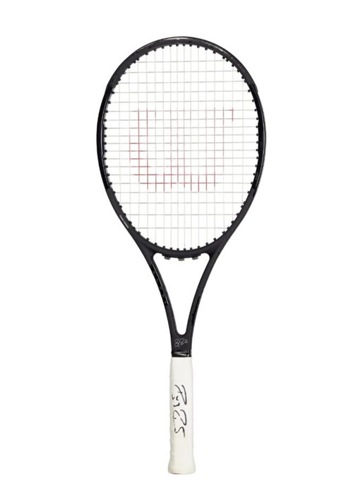 Wilson Pro Staff RF97 11.0版签名球拍。估价：15,000 - 25,000 英镑。此拍品于2021年6月23日在佳士得伦敦罗杰·费德勒珍藏：拍卖收益将惠及罗杰·费德勒基金会 | 现场拍卖中呈献