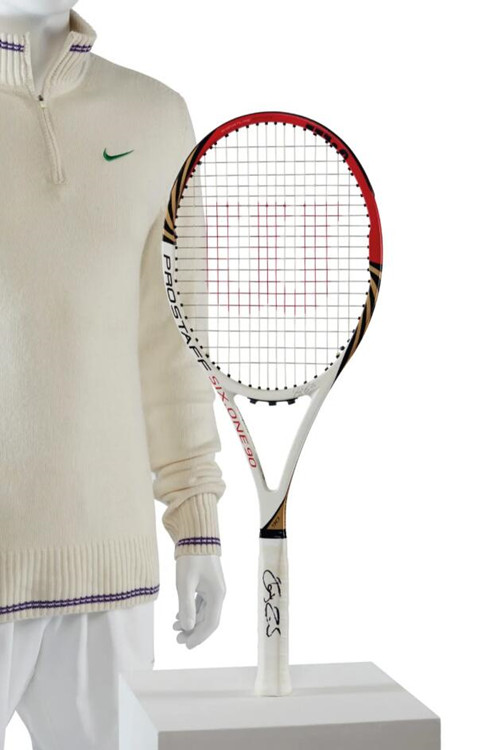 绣上绿色《RF》标志（衣袖）的Nike针织外套；Wilson BLX Prostaff Six One 90球拍。估价：40,000 - 60,000 英镑。此拍品将于2021年6月23日在佳士得伦敦罗杰·费德勒珍藏：拍卖收益将惠及罗杰·费德勒基金会 | 现场拍卖中呈献