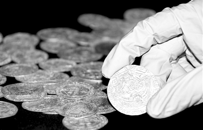 英国民众除草时 发现的金币