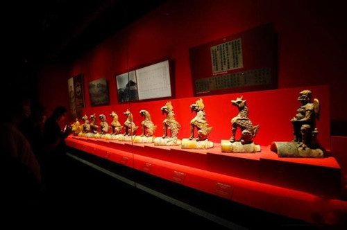 资料图：此前，《丹宸永固——紫禁城建成六百年》展在故宫博物院午门开幕。图为观众参观故宫太和殿上的脊兽，这一组脊兽是康熙三十四年(1695)重建太和殿时的原件。中新社记者 杜洋 摄