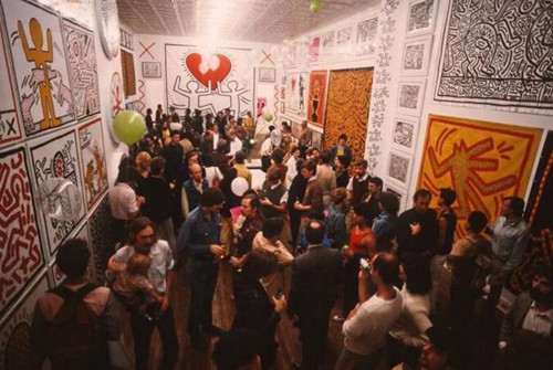 伦敦苏豪区东尼・沙法拉兹画廊的凯斯・哈林个展开幕现场，1982年。© Allan Tannenbaum