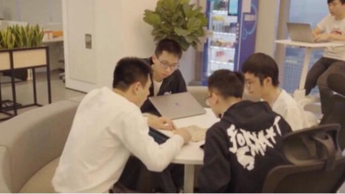达摩院技术团队在开会