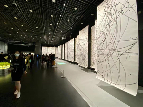 ▲王璜生《骑走》纸本水墨拓印 730x1450cm 2021年，展览现场
