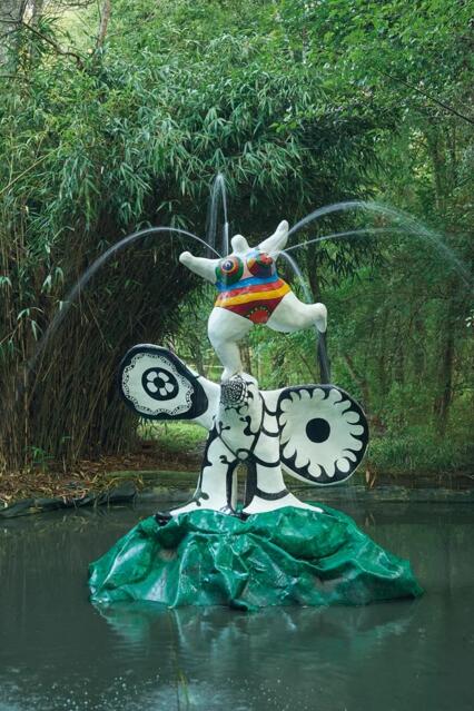 妮基·德·桑法勒（1930-2002）《大鸟上的娜娜》，着色聚酯树脂，高 350 cm.，1967-1968年作，估价：300,000-500,000 欧元。此拍品将于10月22日佳士得巴黎《保罗‧海姆的秘密花园》拍卖中呈献