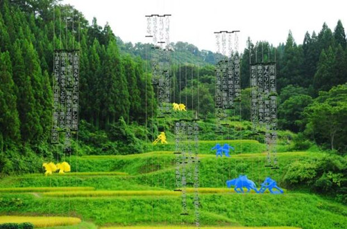 伊利亚和艾米莉亚·卡巴科夫的作品《梯田》在越后妻有大地艺术节中展出（图片来源/中国艺术现场）