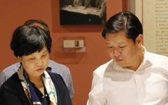 湖北省委宣传部常务副部长邓务贵一行到湖北美术学院美术馆指导工作并参观展览