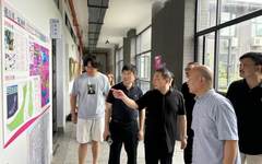 校长周峰与浙江大学孙守迁教授汇看艺术教育学院基础部课程结课展