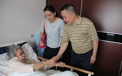 学校开展“不忘初心、牢记使命”走访慰问老干部、老党员活动