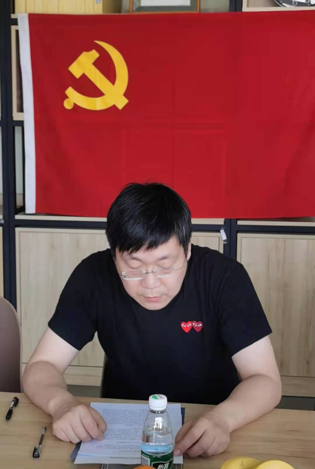 校党委组织部副部长、机关党委常委欧阳沁参加清华美院染织服装艺术设计系贾玺增副教授入党发展会