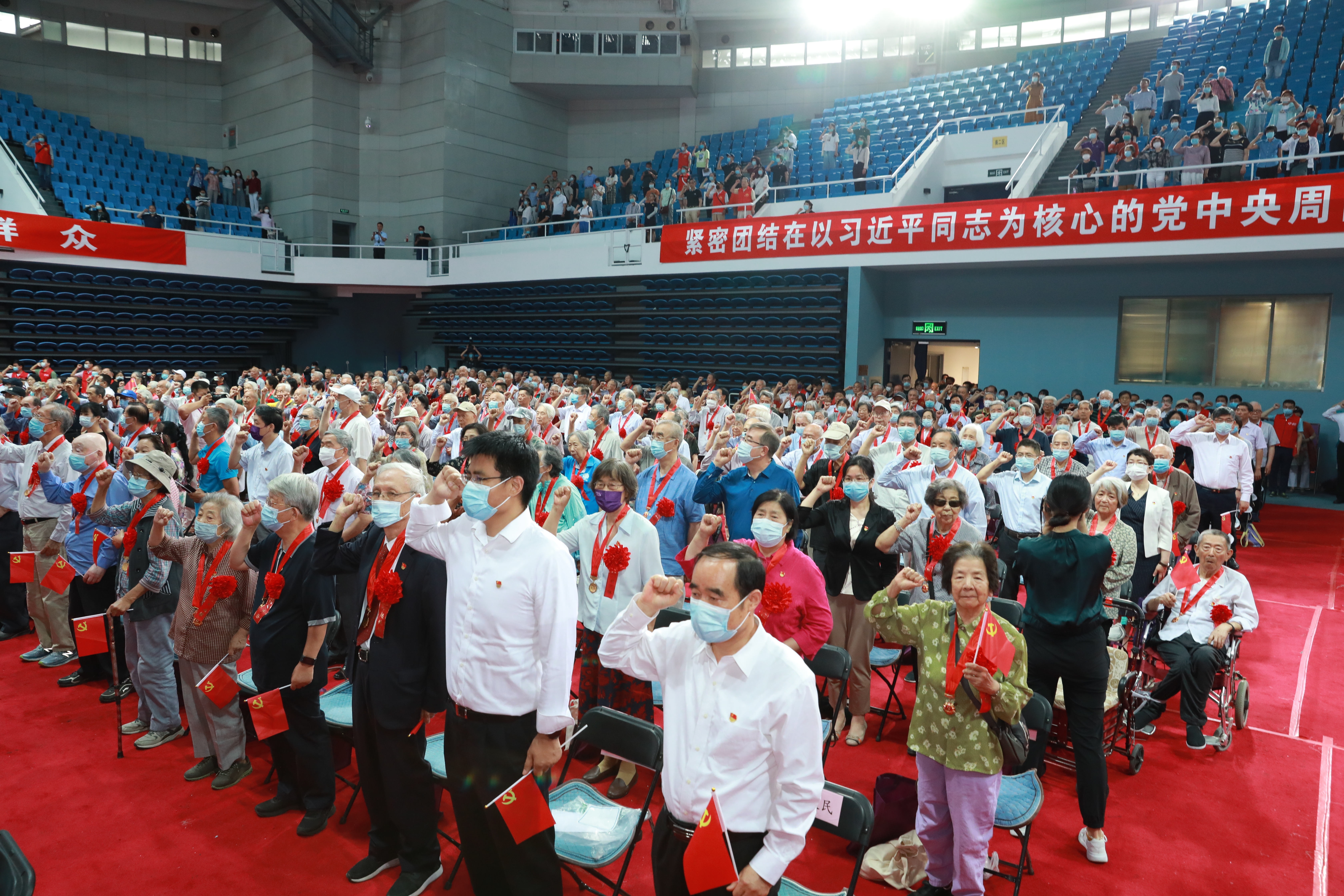 清华美院老院长常沙娜等12位老党员参加清华大学“光荣在党50年”纪念章集中颁发仪式