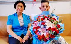 校领导走访慰问老党员并颁发“光荣在党50年”纪念章
