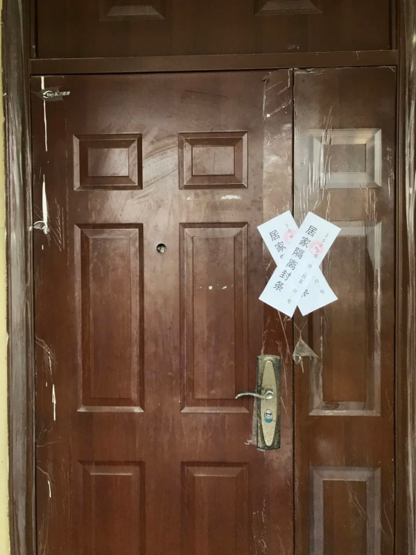 因而返杭的住户不能随意进出,门上也被贴上了居家隔离封条要被隔离