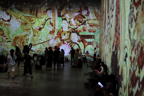  北京，《遇见敦煌·光影艺术展》展厅内。视觉中国供图