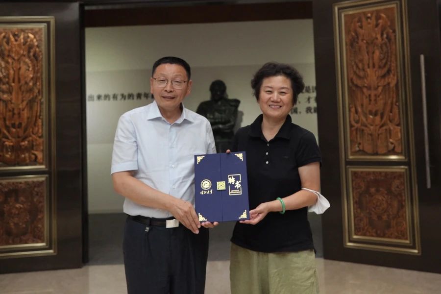 薛继海为梁缨颁发喀什大学客座教授聘书