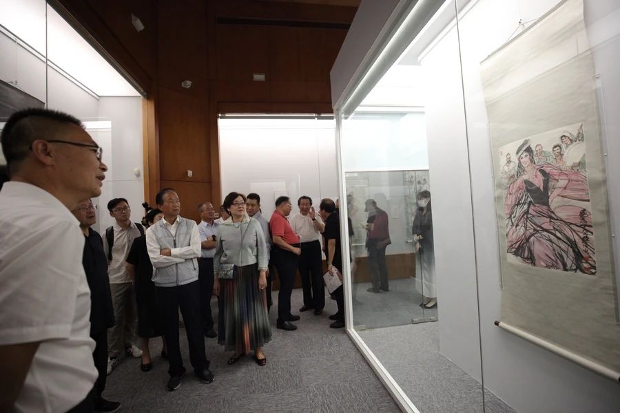 嘉宾参观展览
