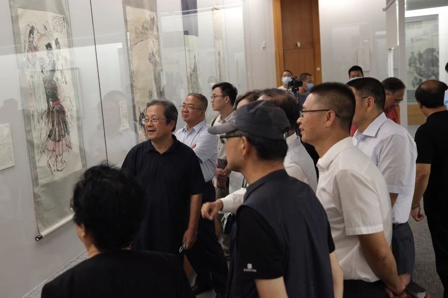 嘉宾参观展览