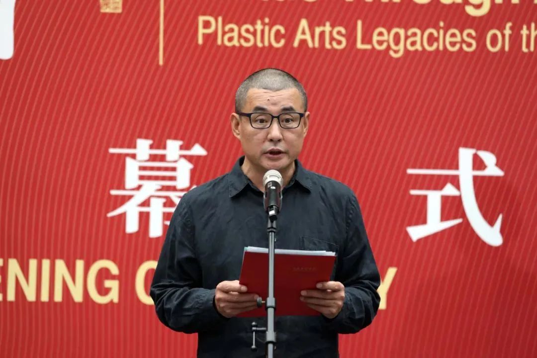 中央美术学院造型学科基础部主任白晓刚主持画册《功夫》及国家大剧院“美育芳草”展览同名画册的首发式