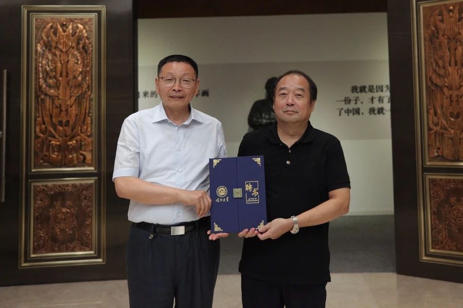 薛继海为薛云祥颁发喀什大学特聘教授聘书