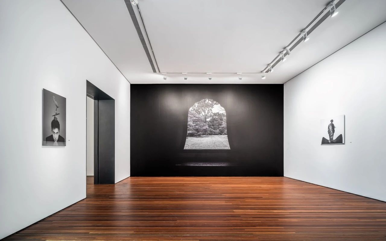 陈漫，《禅的门》，墙纸喷绘，417x632cm，2020年，松美术馆展厅