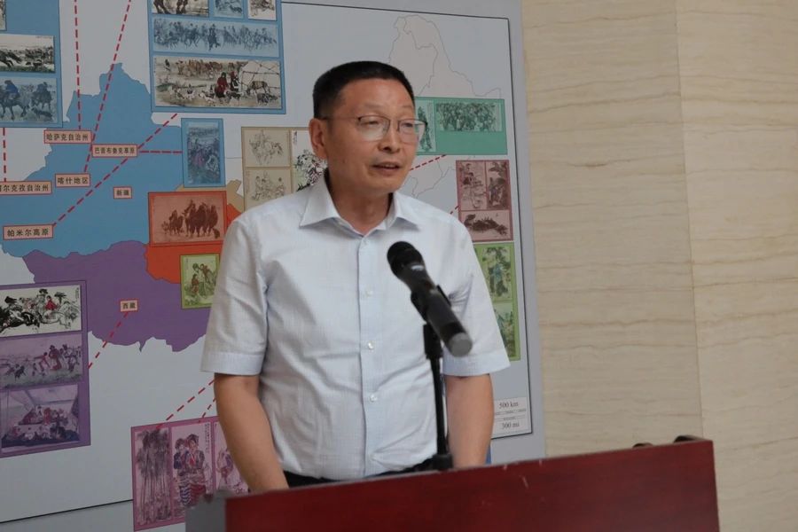 新疆维吾尔自治区教育厅党组副书记、副厅长、喀什大学党委书记薛继海致辞