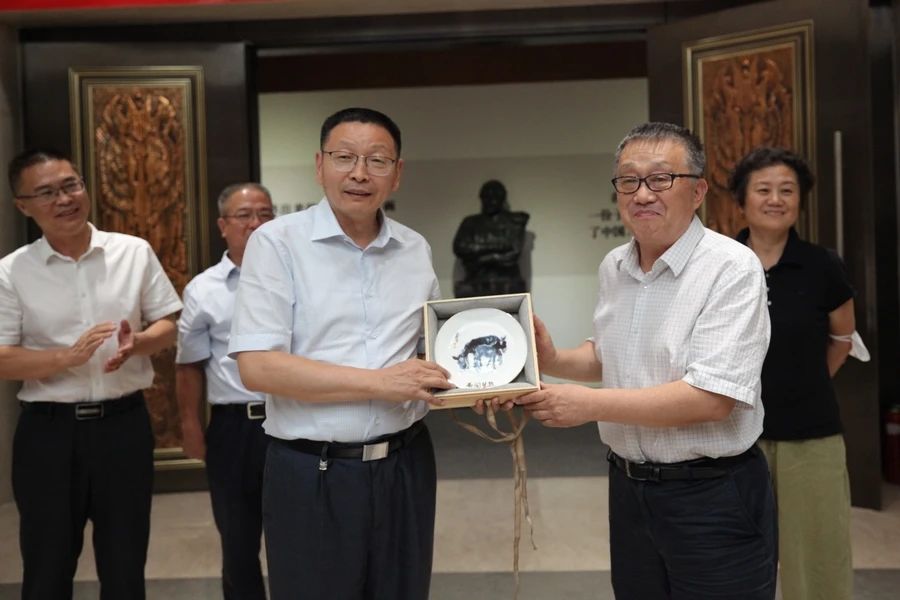 崔晓东代表炎黄艺术馆向喀什大学赠送黄胄先生画作衍生品