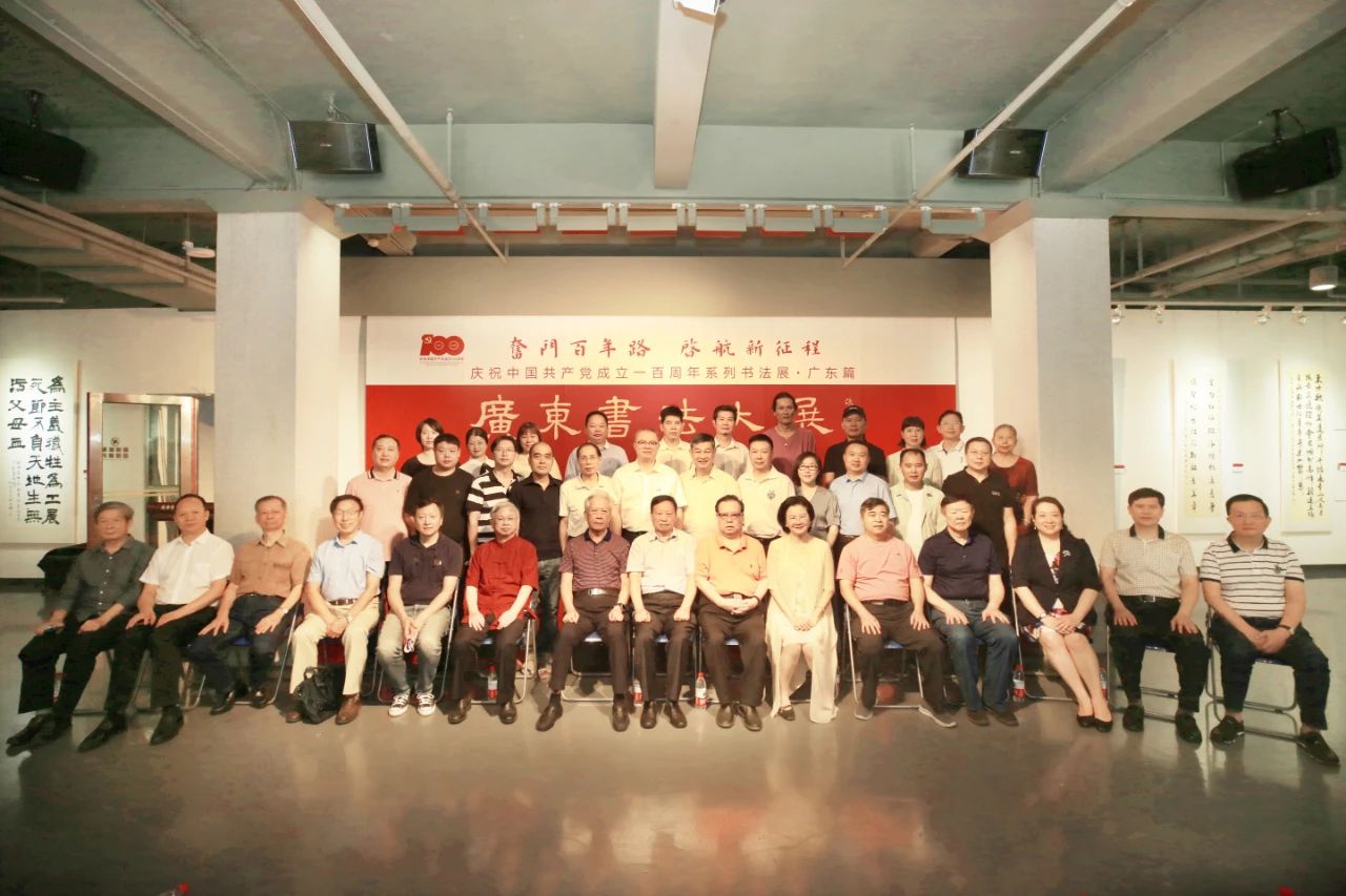 领导嘉宾与参展作者合影