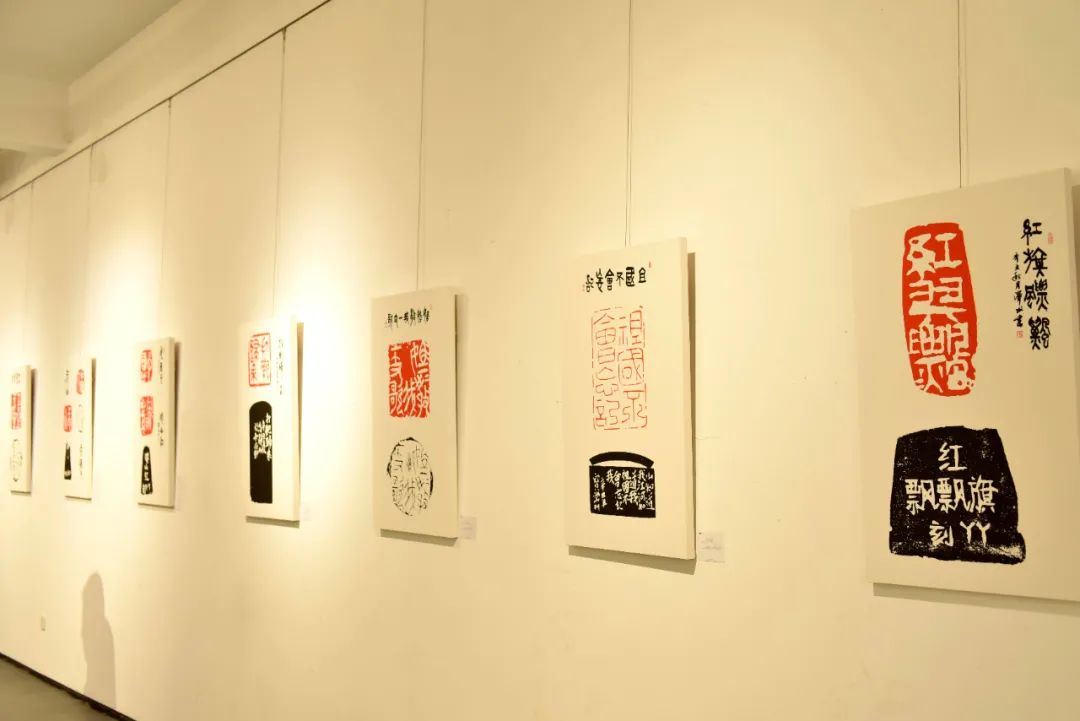 东方红·百首红歌印人一家篆刻展展厅一隅