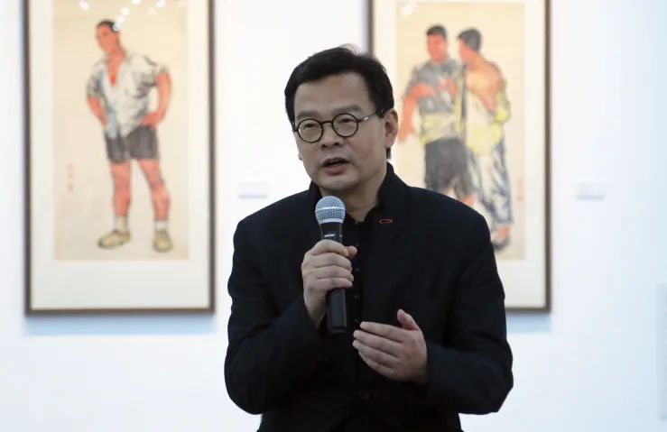 着名艺术设计学者、艺术设计策展人曾辉发言