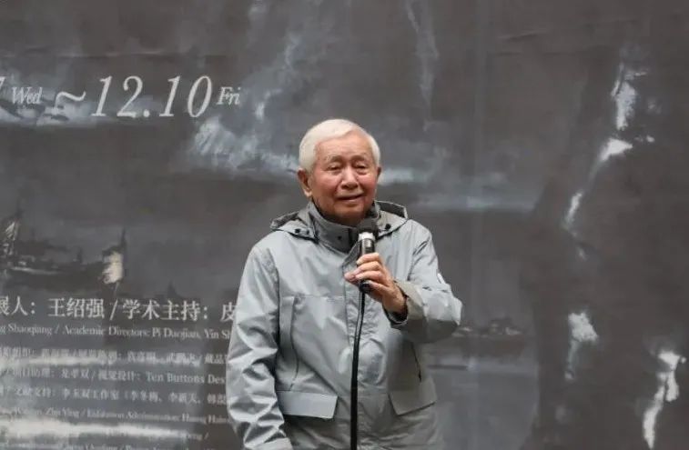 本次展览艺术家李玉双讲话