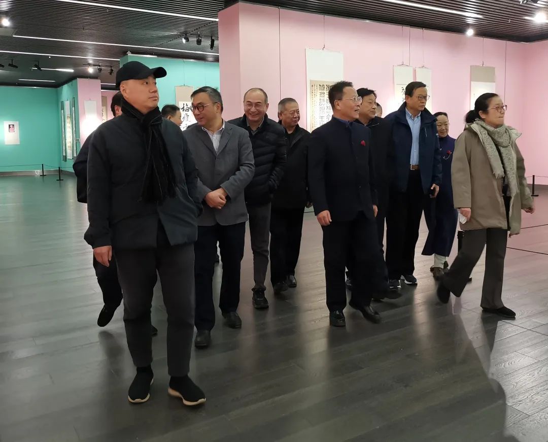 中国书法家协会主席孙晓云与书界同仁们参观展览
