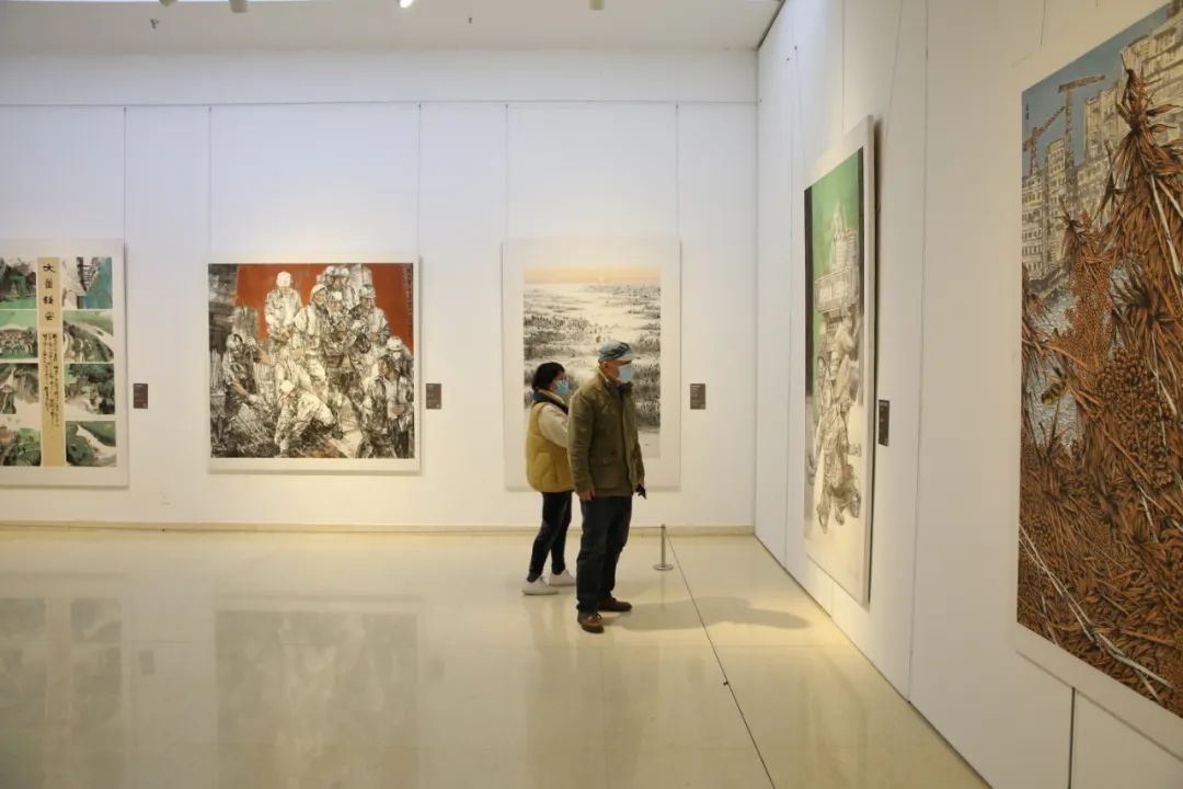 观众观看美术展