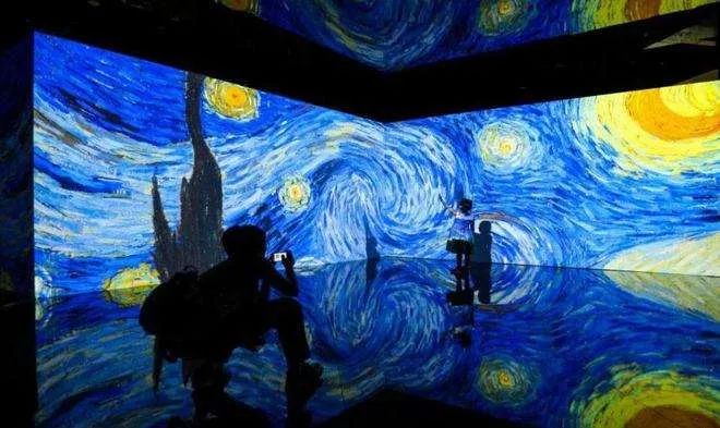 梵高《星夜》画作借助声光效果在多个巨幅宽荧幕上实现缓慢流动