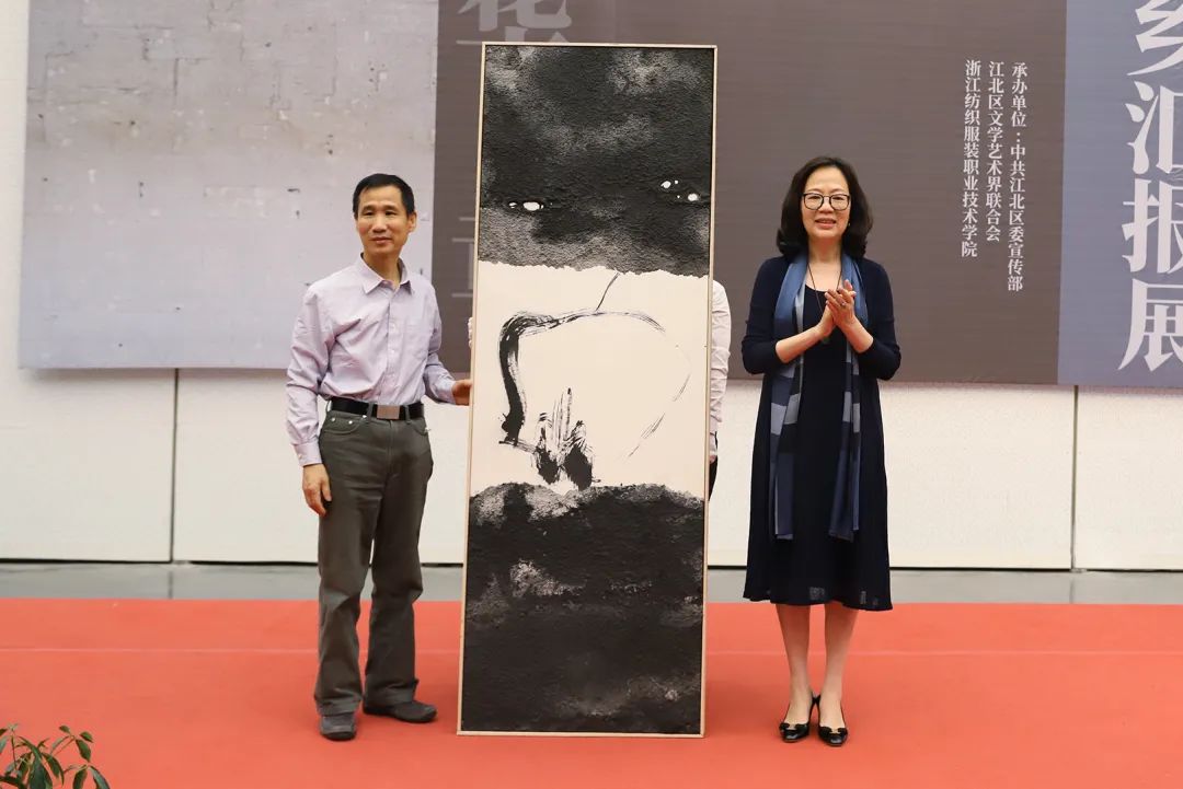 葛晓弘（左）向宁波美术馆捐赠综合材料绘画作品《墨语1》，宁波美术馆馆长张维萍（右）接受捐赠