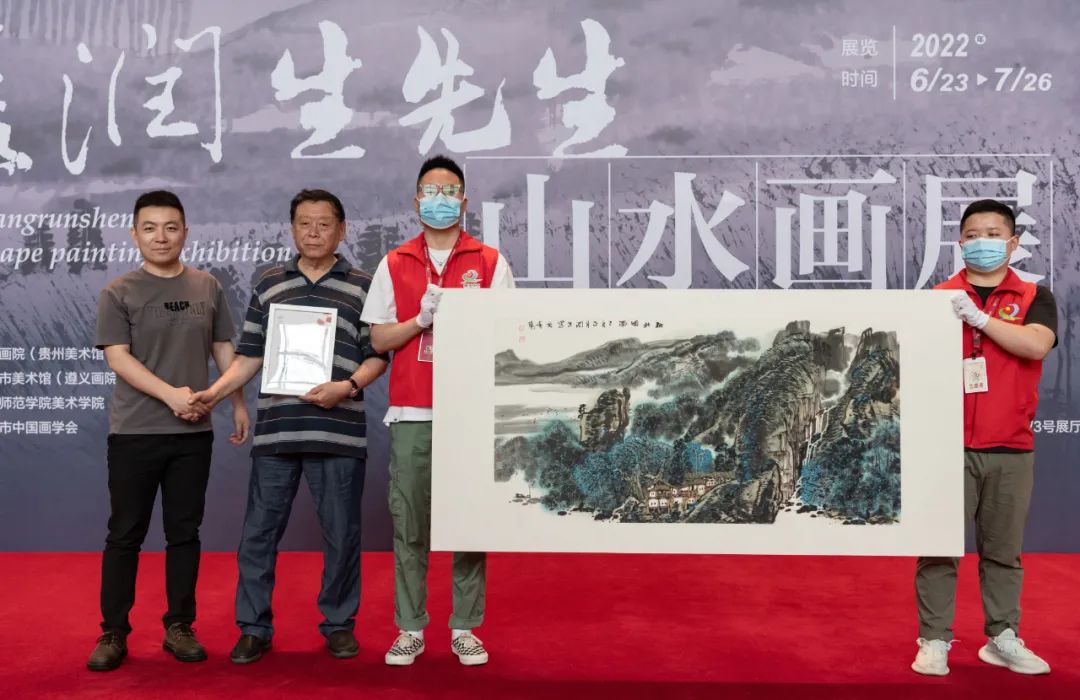 遵义市美术馆展览收藏部副主任焦亚奎接受捐赠并颁发证书