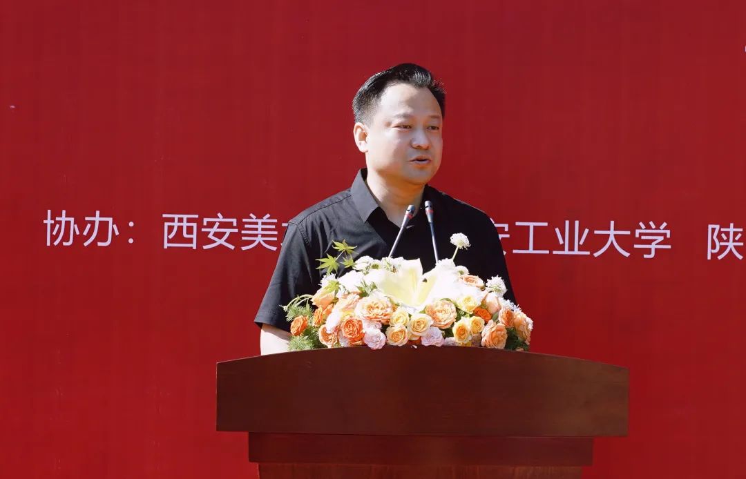 （全国）教育书画协会高等书法教育分会秘书长杨晓辉宣读贺信