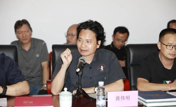 清远市美协主席黄伟明