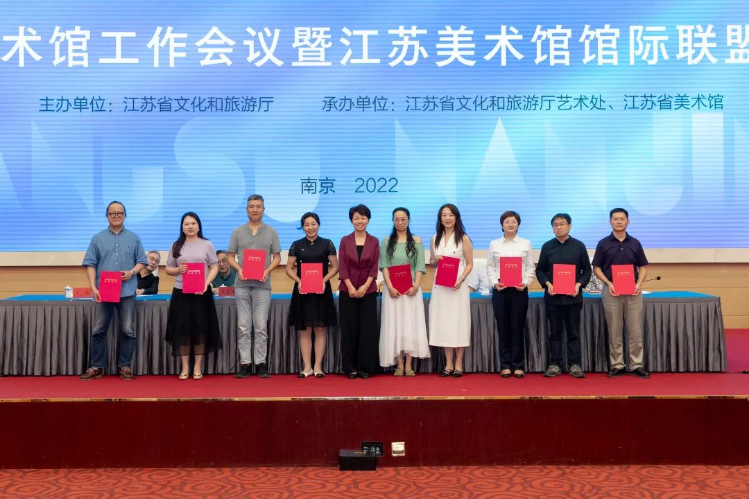 江苏省文化和旅游厅党组成员、副厅长常胜梅颁发优秀展览项目证书