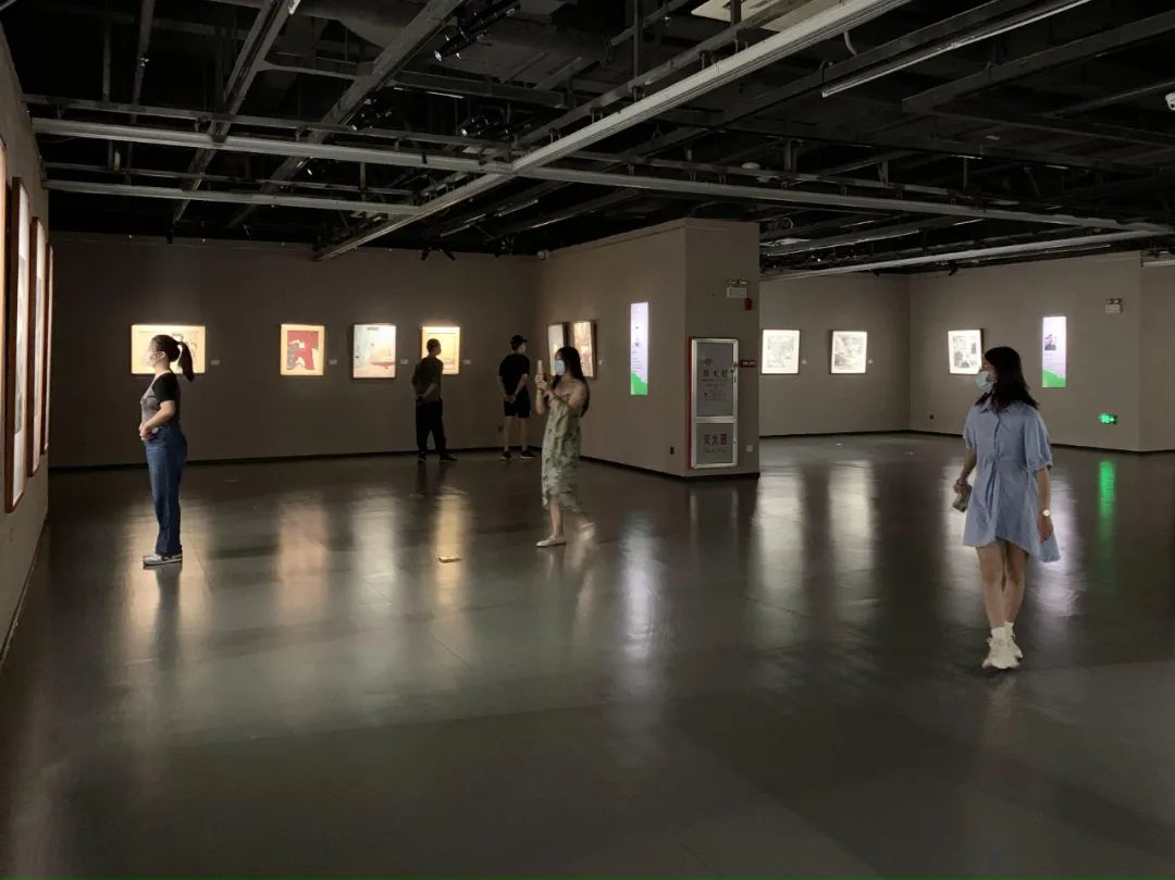 俊采星驰——2022年潮籍中青年艺术家作品邀请展现场观众参观