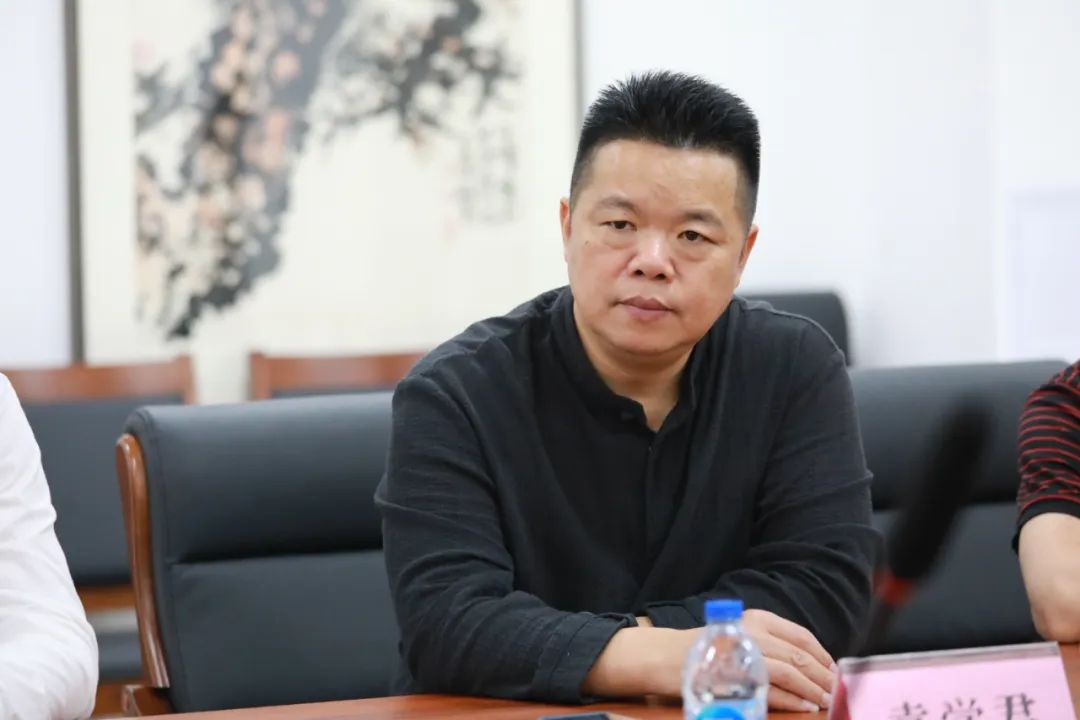 中国国家画院办公室主任袁学君发言