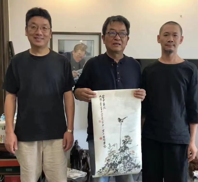 浙江美术馆典藏部人员接受捐赠。