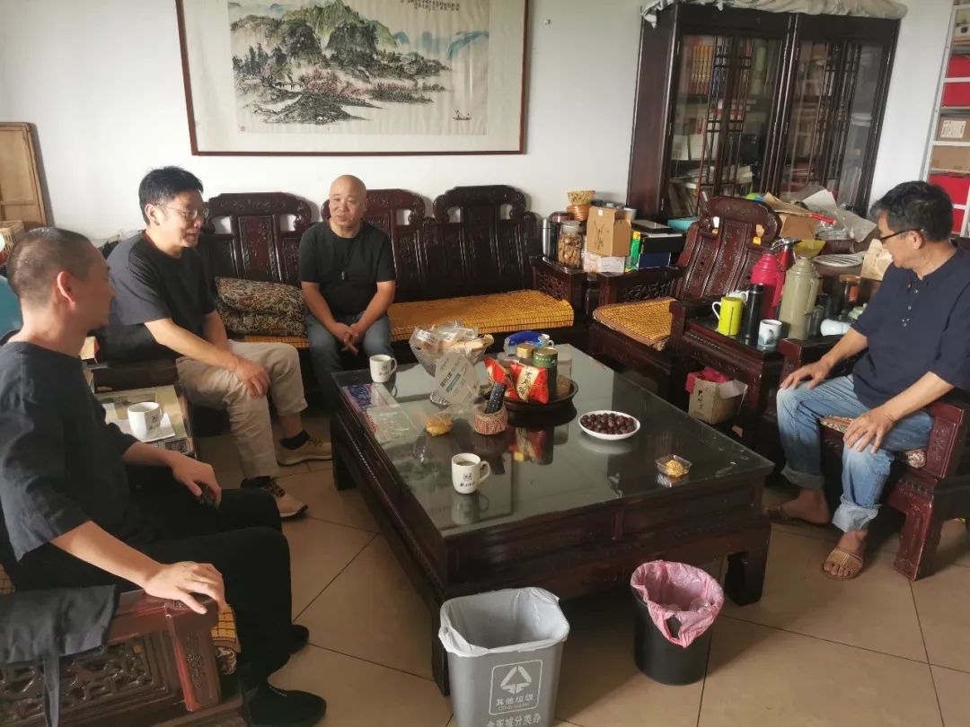浙江美术馆典藏部人员与施明德家属亲切交谈