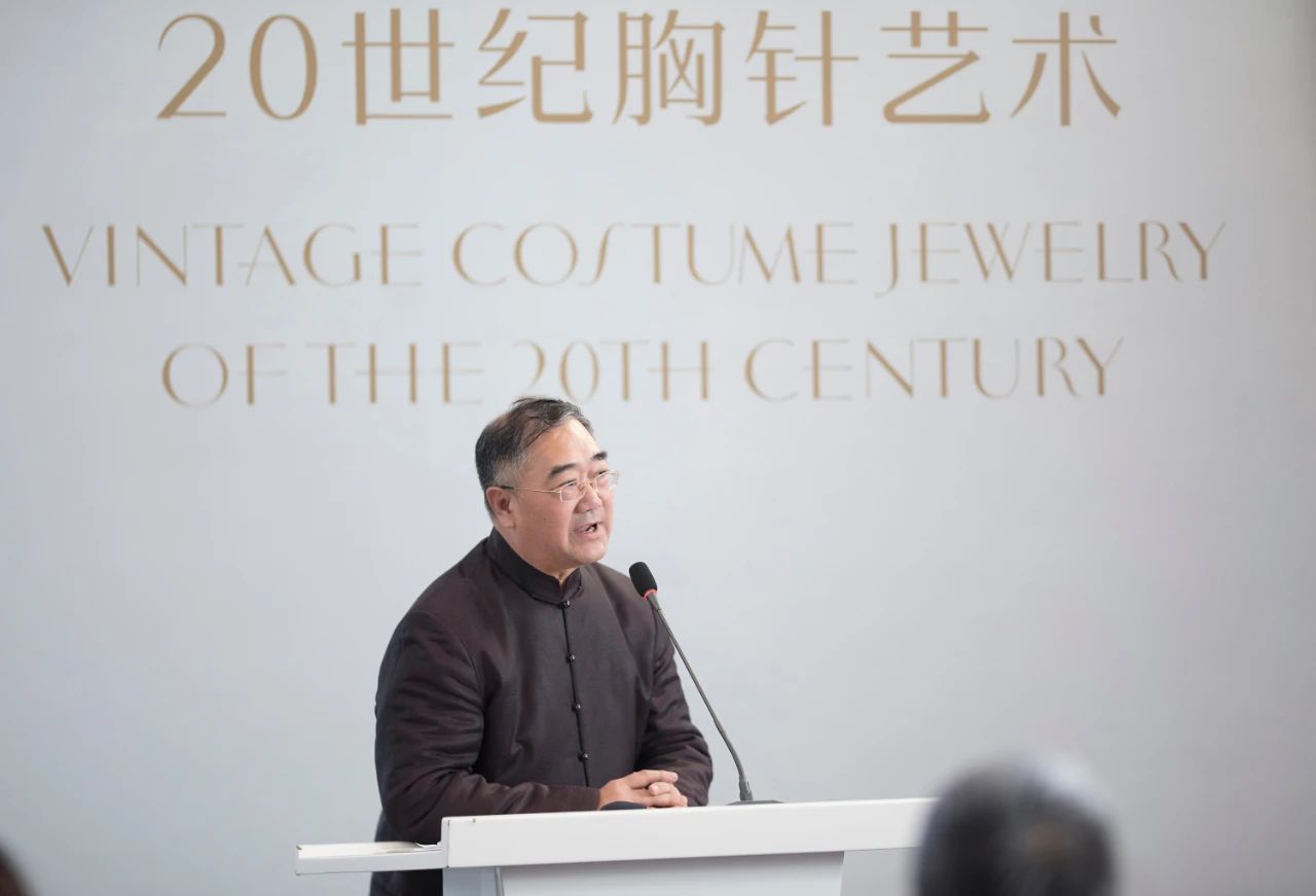 中华文化促进会副主席陈刚宣布展览开幕