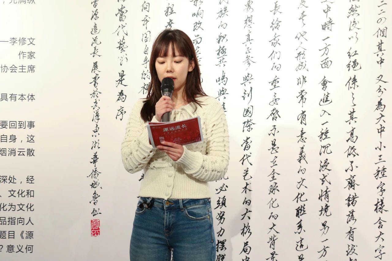 西安美术馆策展部徐若馨主持开幕式