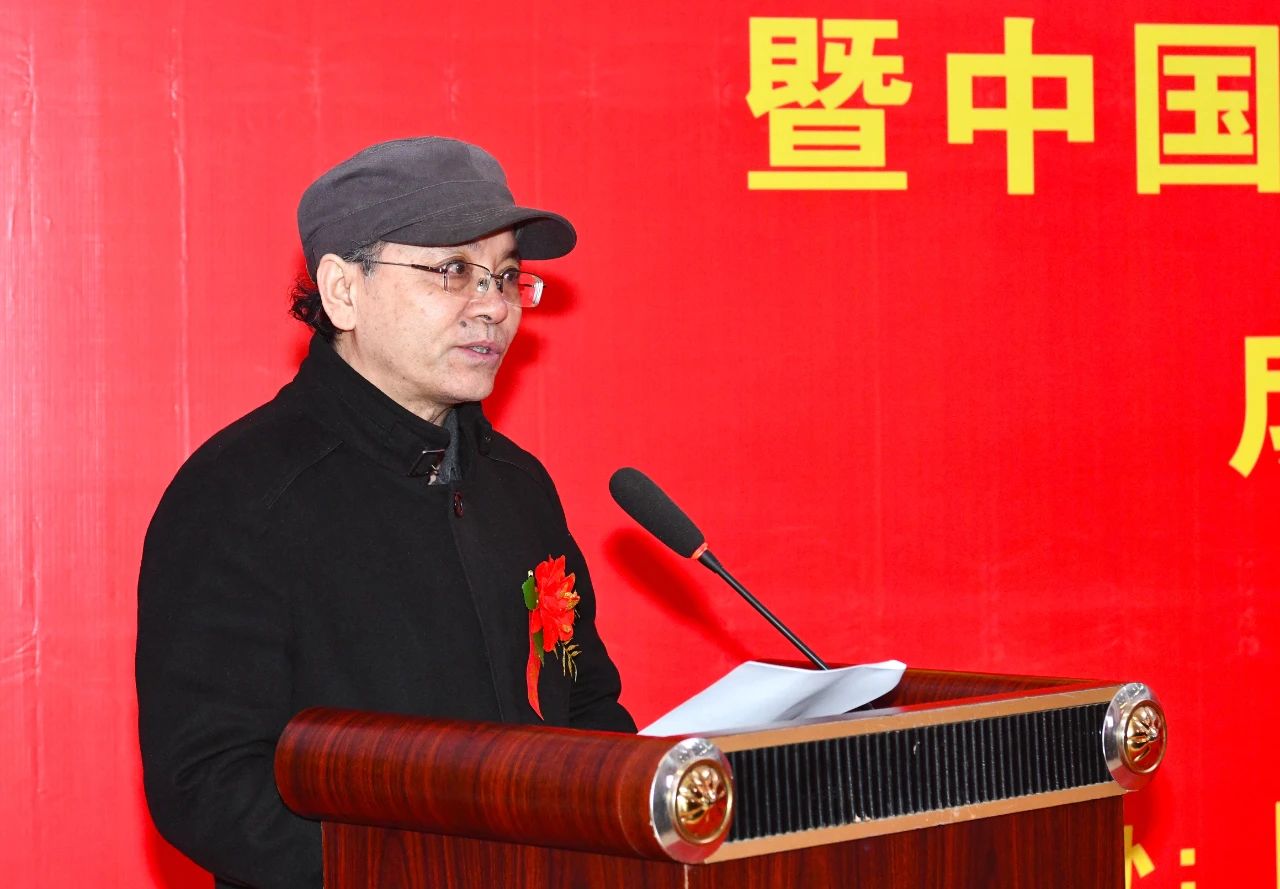 西安工业大学中国书法学院院长于唯德主持开幕式/