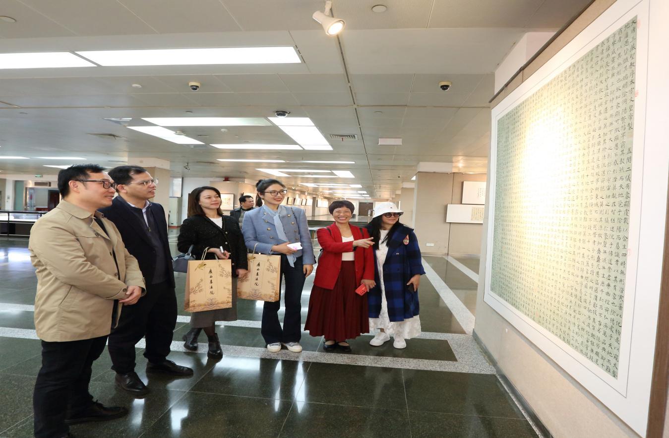 观众为巨大作品点赞