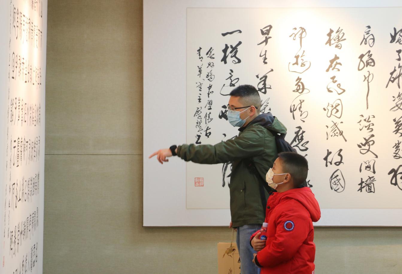 小朋友认真观展——书法薪火相传